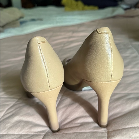 Clarks Cream Heels Versatile Comfort - Picture 3 of 4